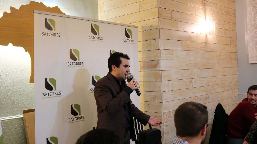 El Doctor Satorres durante su discurso en el acto de entrega de premios de la II Edición de la Beca Satorres Compromiso Social Doctor Satorres en la II Edición Beca Satorres Compromiso Social