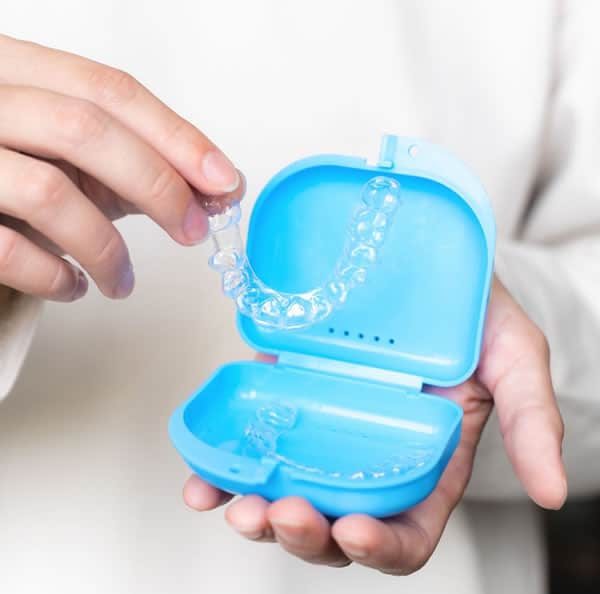 Estuche Invisalign Ortodoncia Invisible | Clínica Dental Satorres | Paterna Manises