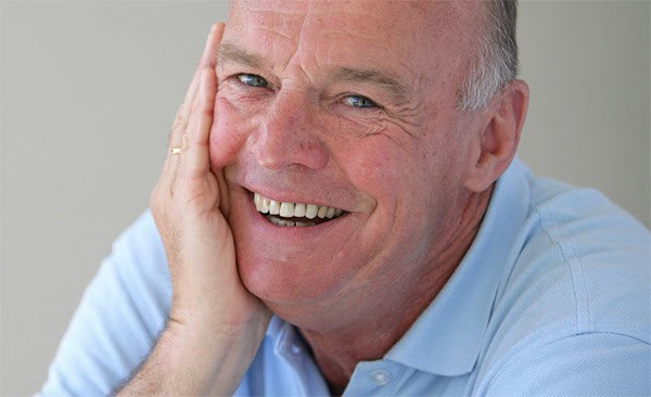 Hombre Adulto senior con dentadura postiza | Clínica Dental Satorres Paterna Manises