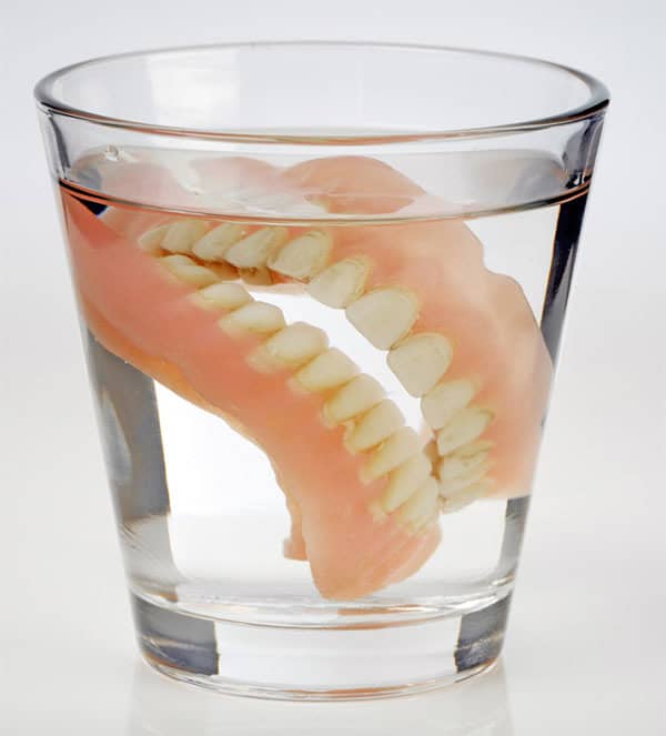 Dentadura postiza en agua | Clínica Dental Satorres Paterna Manises