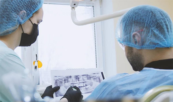 Visita dentista para Sabor metálico en la Boca | Clínica Dental Satorres Valencia