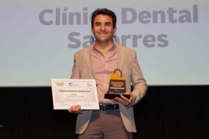 Javier Satorres recibe el premio a la trayectoria comercial