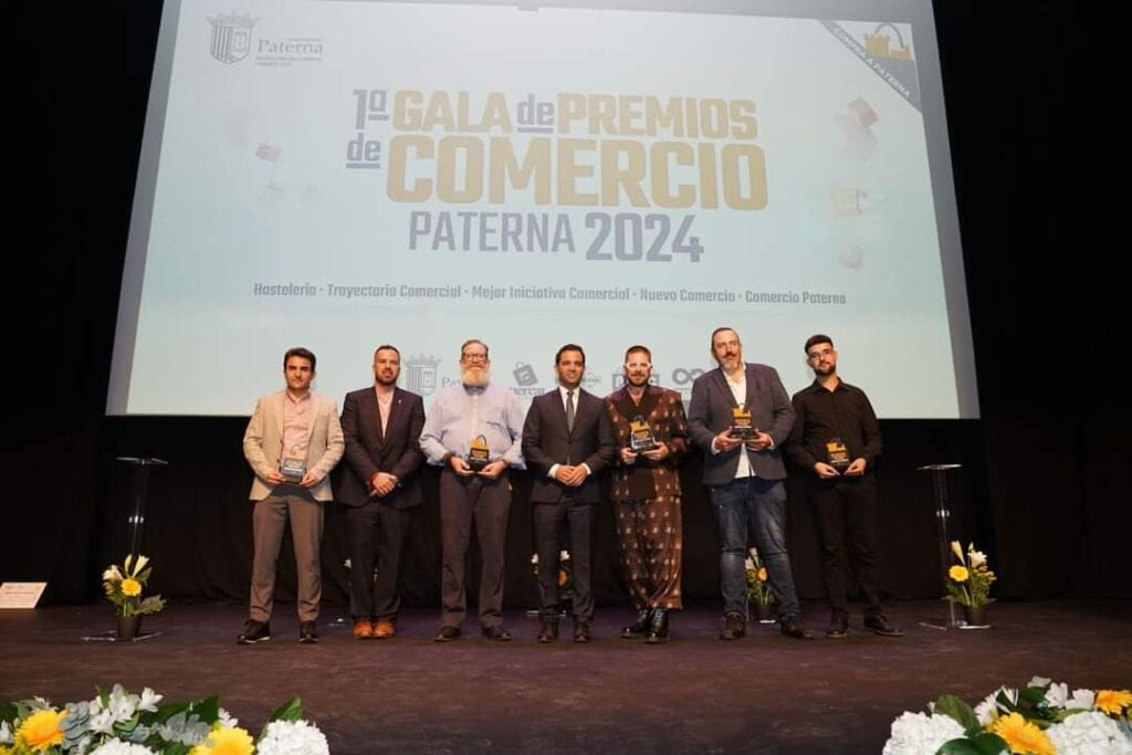 Ganadores de los premios de comercio de Paterna junto con el Alcalde de Paterna y el Concejal