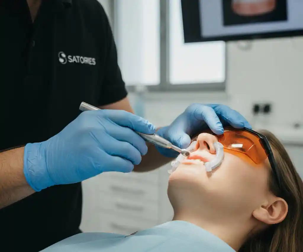 Detalle macro de elevación de seno maxilar externa con instrumento piezoeléctrico para aumentar altura ósea.