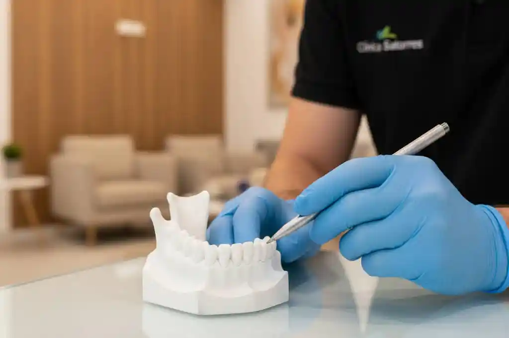 Comparativa antes/después de regeneración ósea guiada que aumenta el grosor del reborde para implantes.