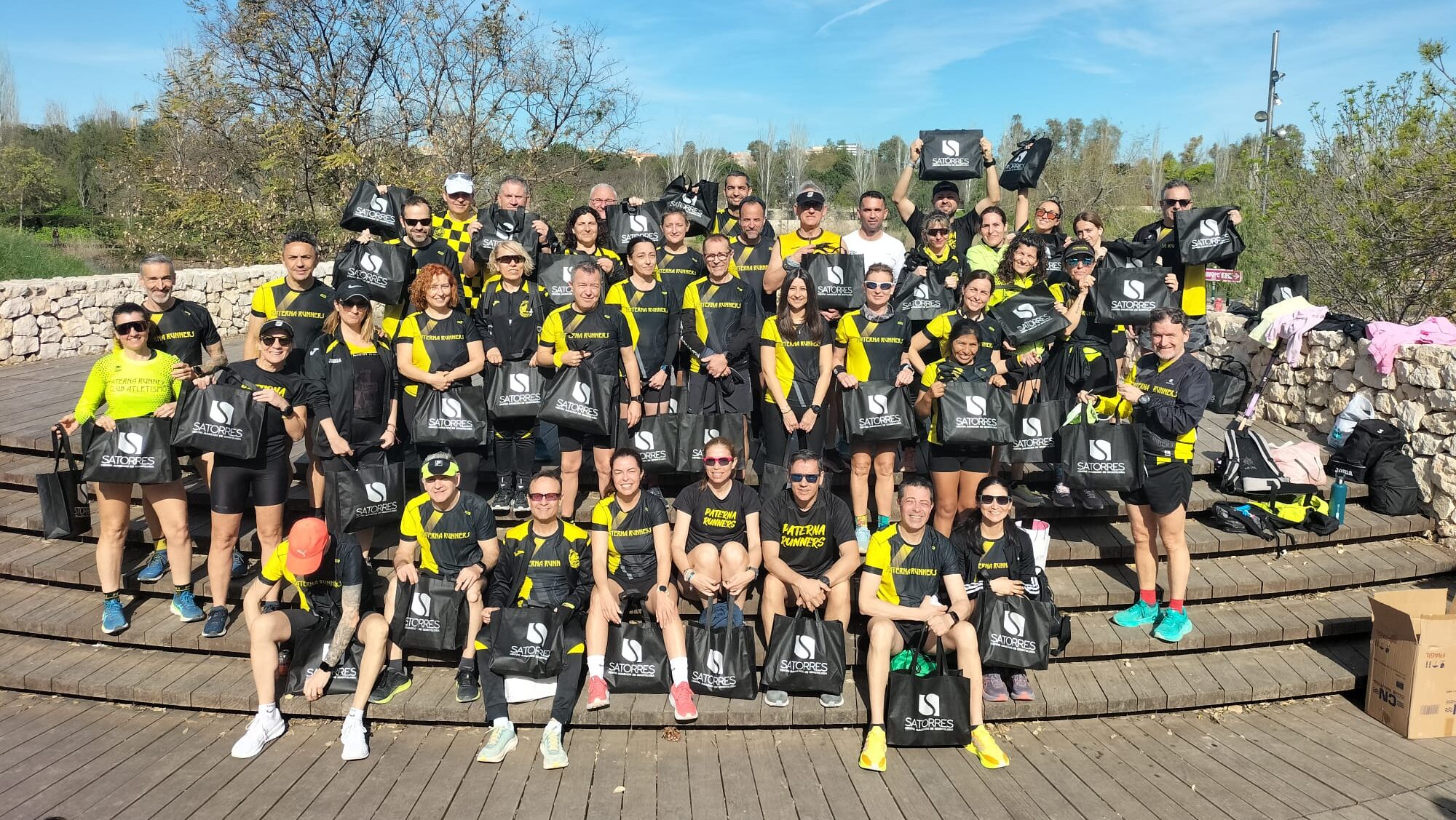 Grupo de Paterna Runners en una actividad deportiva con Satorres Clínica Dental