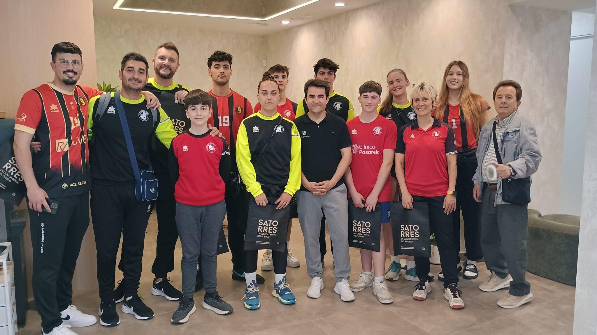Satorres Clínica Dental junto al Club de Voleibol Paterna-Liceo