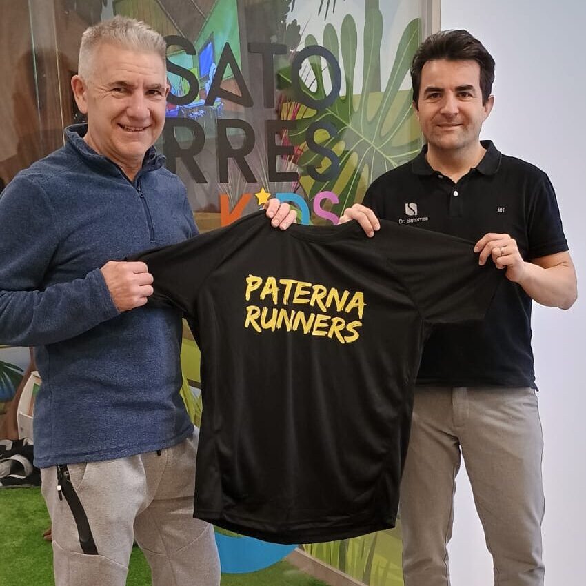 Dr. Javier Satorres junto a un representante de Paterna Runners