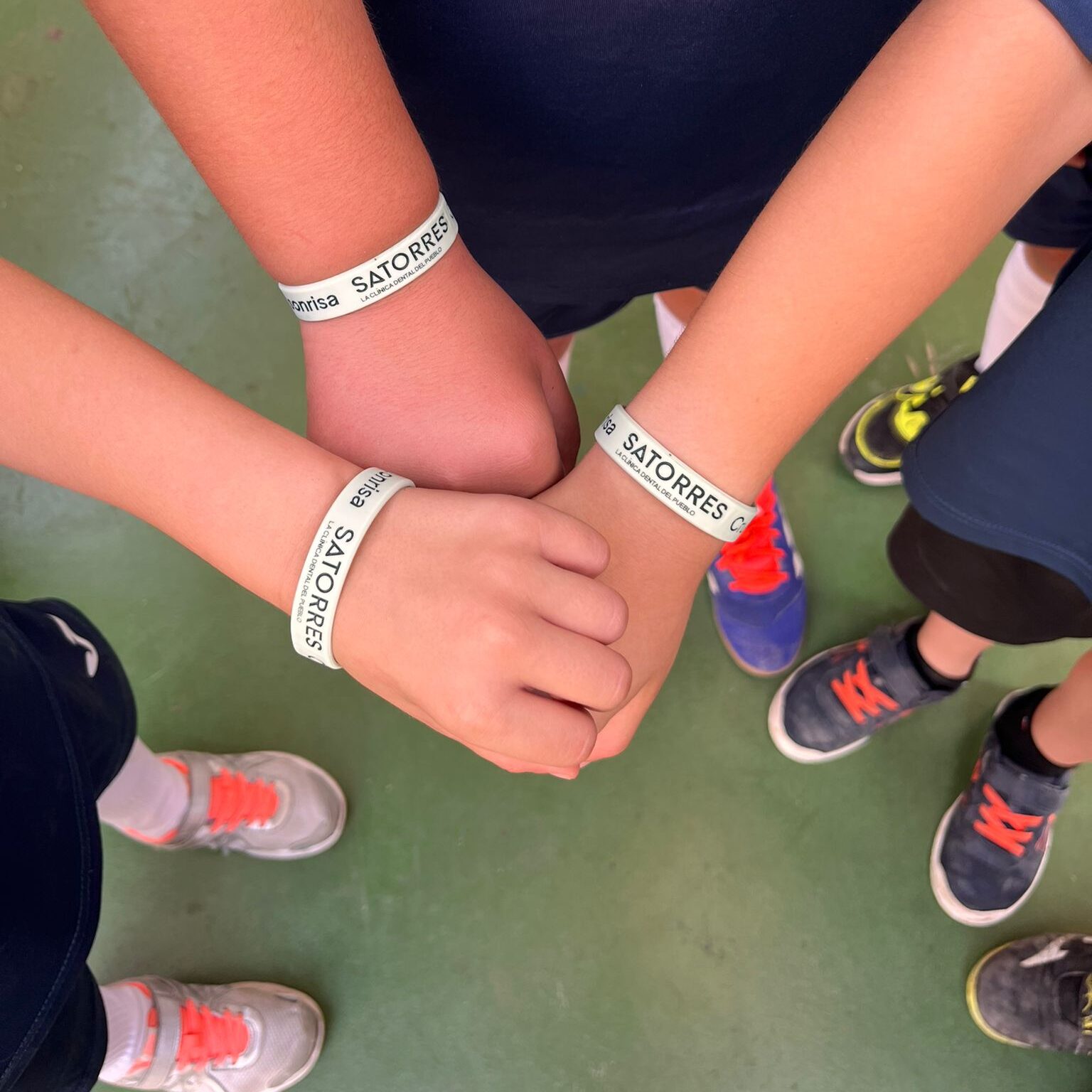 Jóvenes deportistas con pulseras de Satorres Clínica Dental