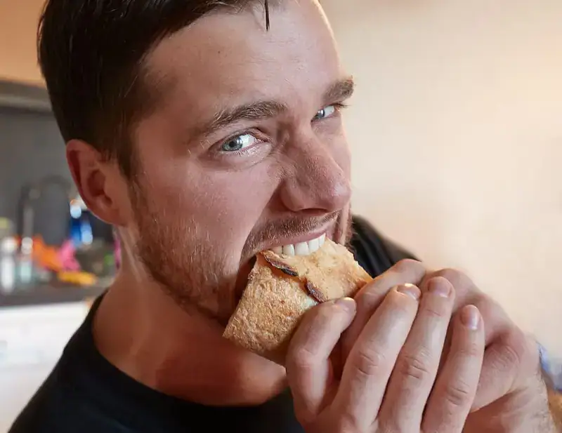 Bocadillos de pan crujiente, que comer y beber con alineadores | Clínica Dental Satorres Valencia